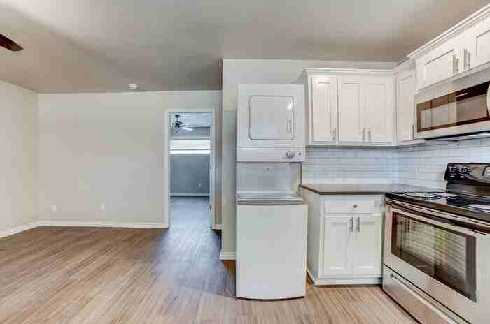 2628 E 8th St #05 - Photo 3 of 12