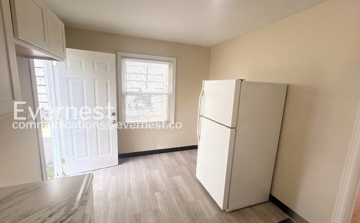 969 Sheridan Ave - Photo 4 of 23