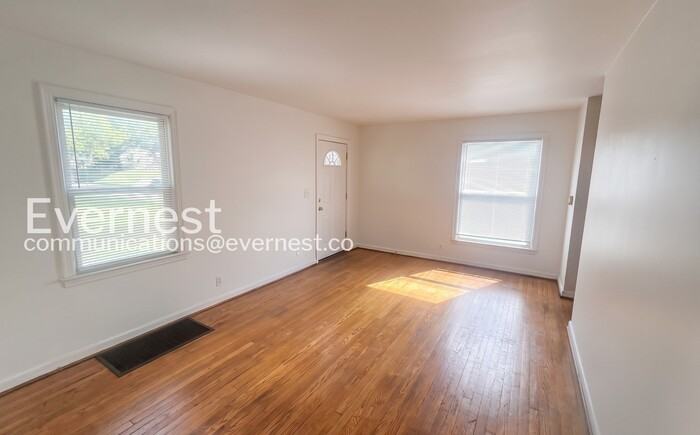 969 Sheridan Ave - Photo 5 of 23