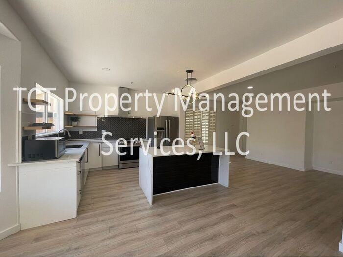 11112 E Laurel Ln - Photo 4 of 15