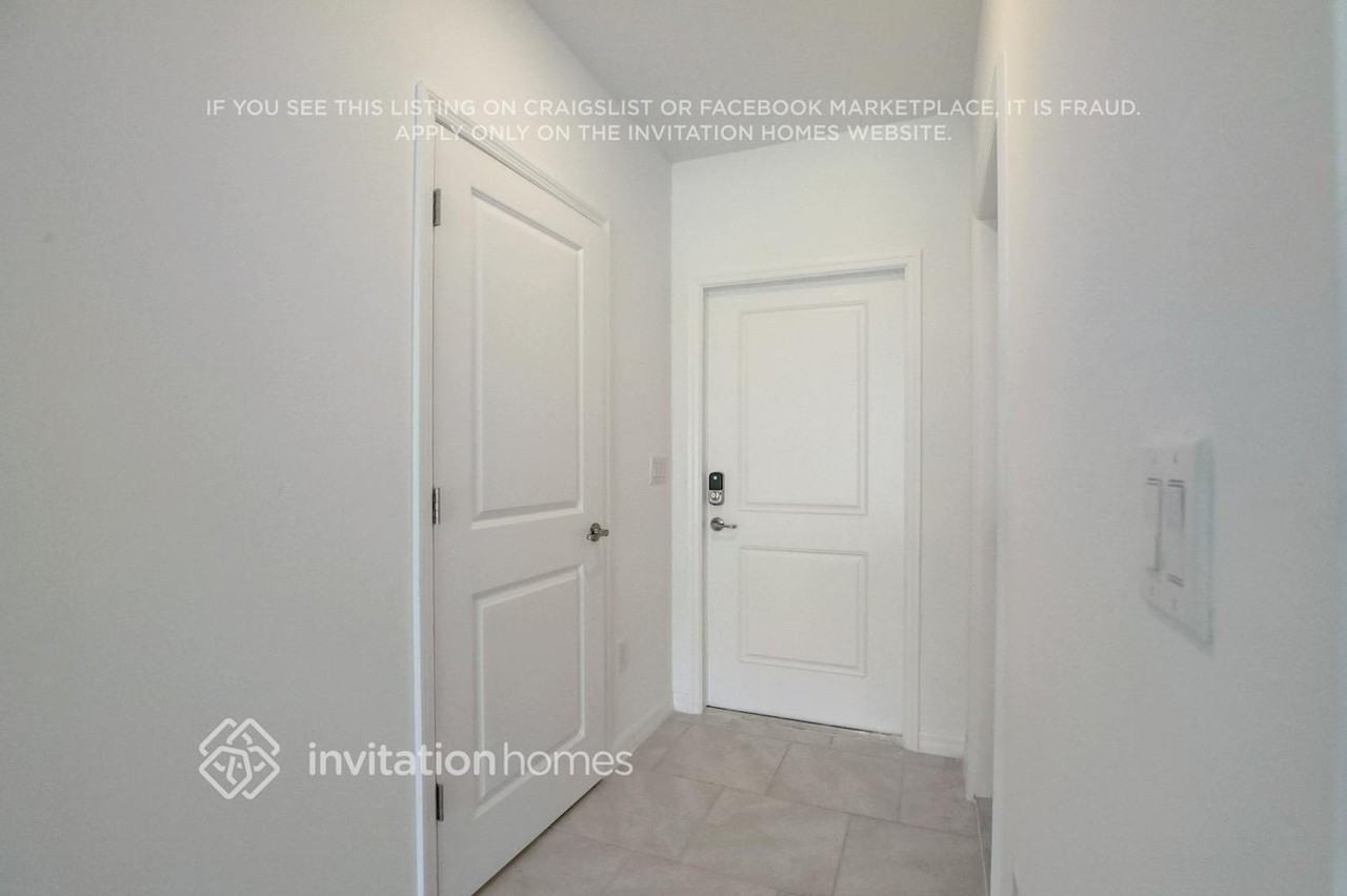 1927 E Landings Way - Photo 3 of 30