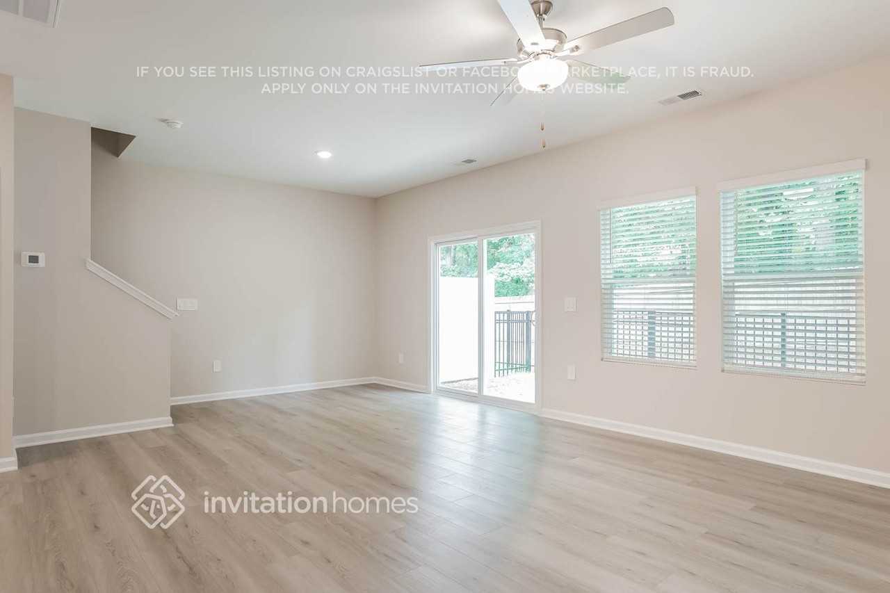 1813 Windsor Village Way - Photo 4 of 29