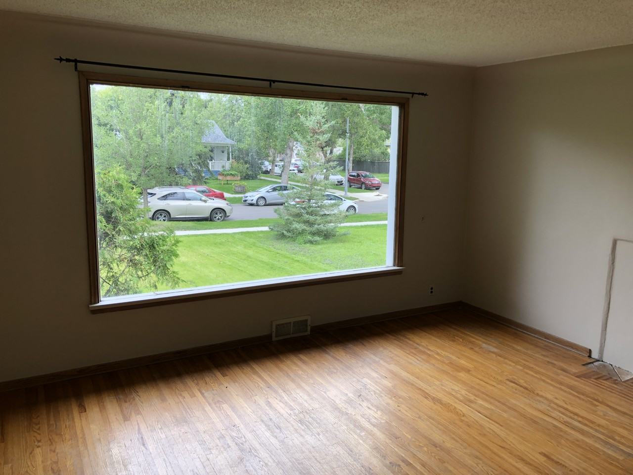 11107 75 Avenue - Photo 4 of 24