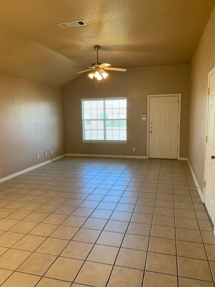 4904 Heather Ln Apt B - Photo 2 of 10