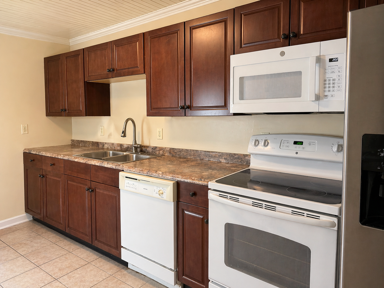 530 1/2 E Fulton St - Photo 3 of 18