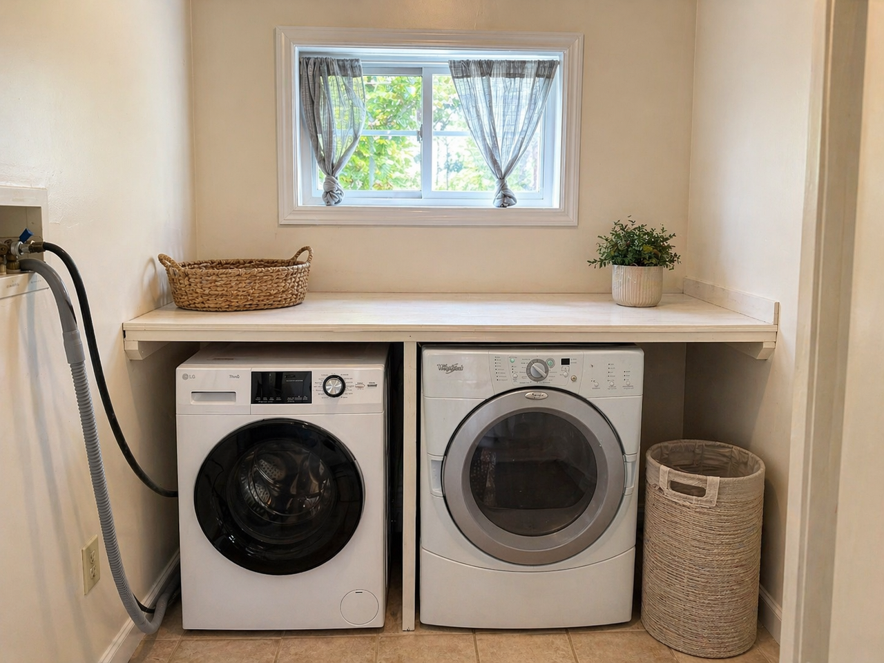 530 1/2 E Fulton St - Photo 4 of 18