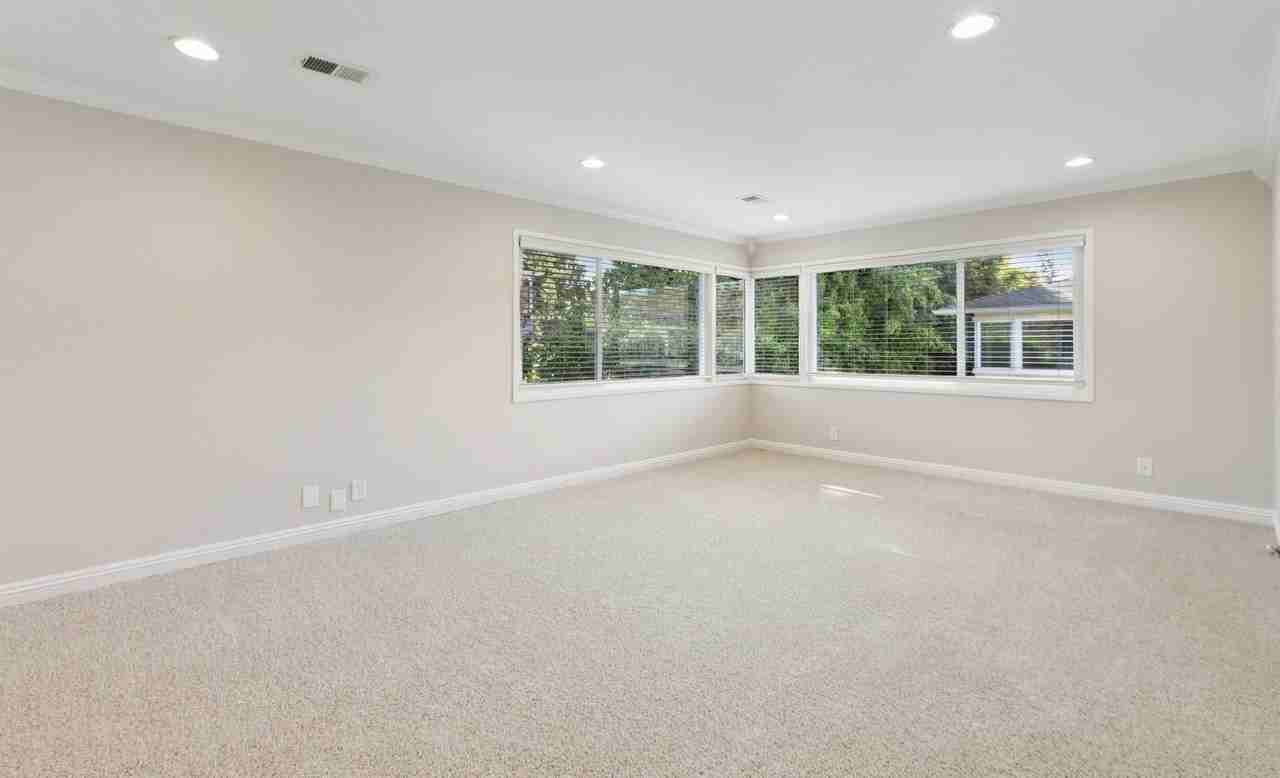 854 University Ave - Photo 4 of 13