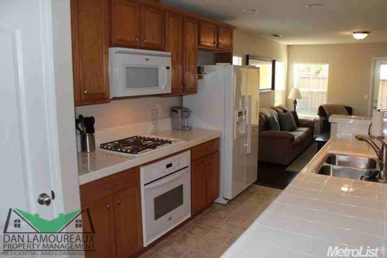 1635 Nicolson Cir - Photo 2 of 23