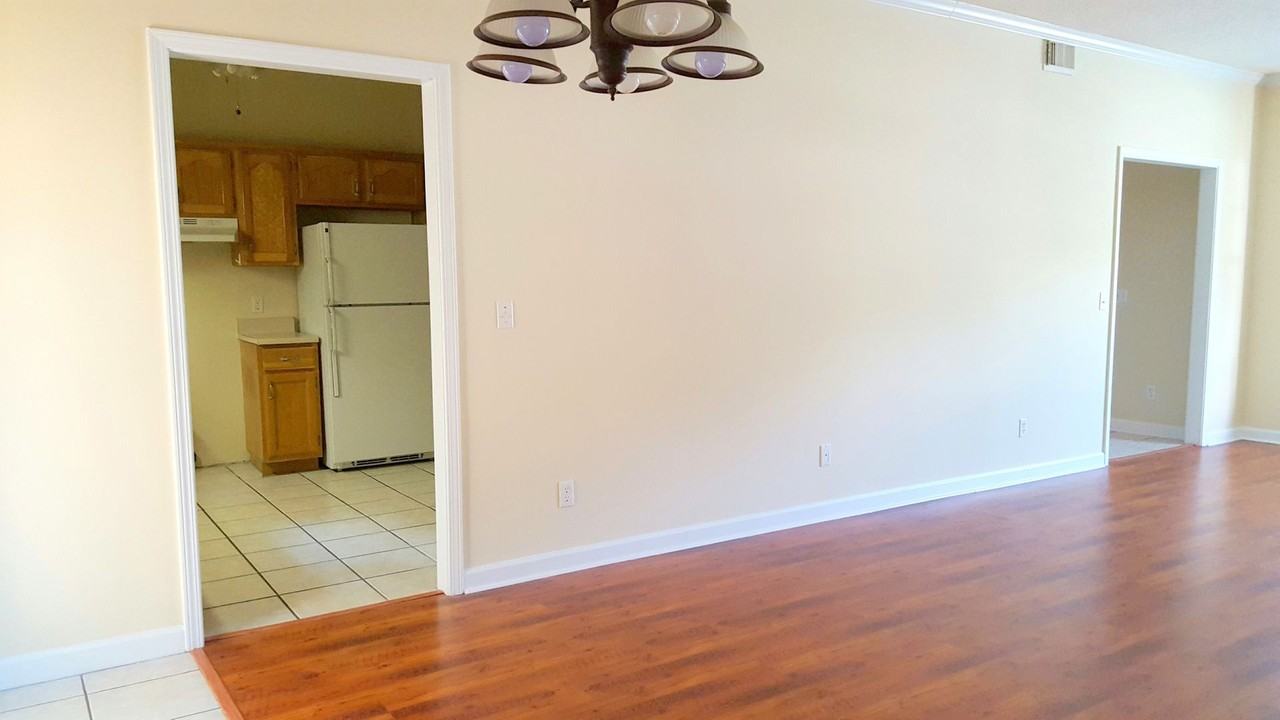 410 S College St #7 - Photo 6 of 19