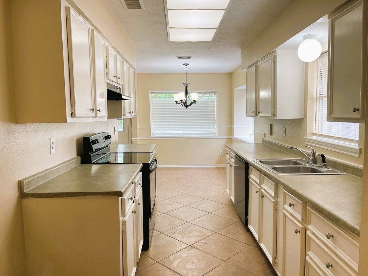 5615 Lynngate Dr - Photo 2 of 25