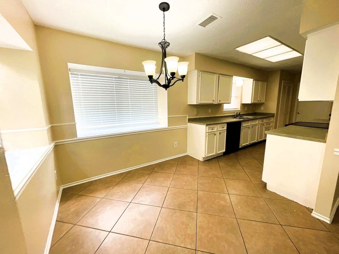 5615 Lynngate Dr - Photo 3 of 25