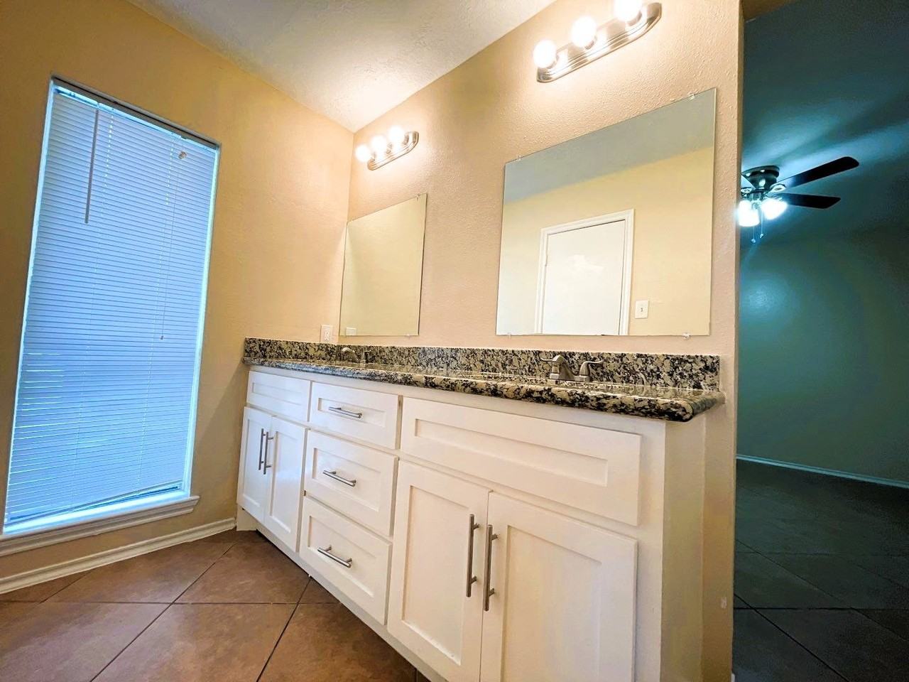 5615 Lynngate Dr - Photo 5 of 25