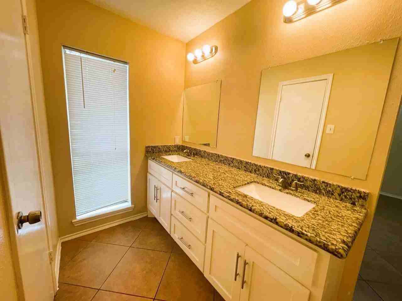 5615 Lynngate Dr - Photo 6 of 25