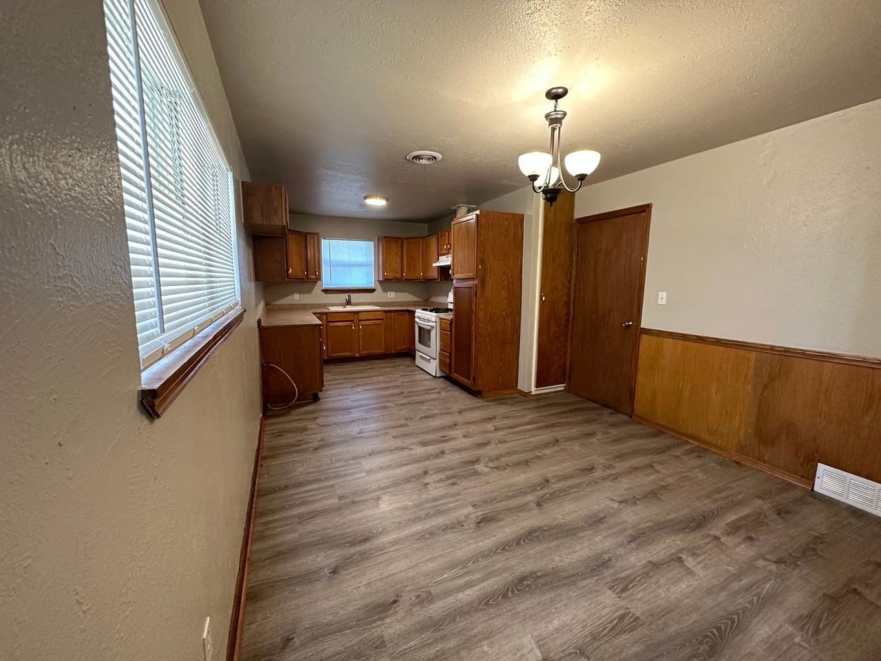 2641 Sw 57th St - Photo 5 of 24