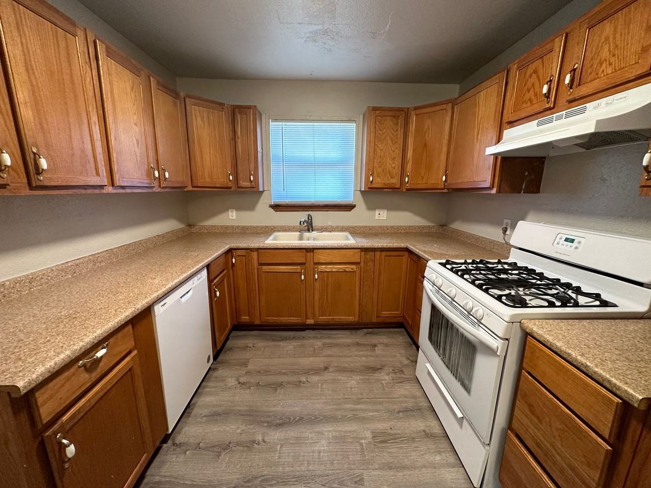 2641 Sw 57th St - Photo 6 of 24