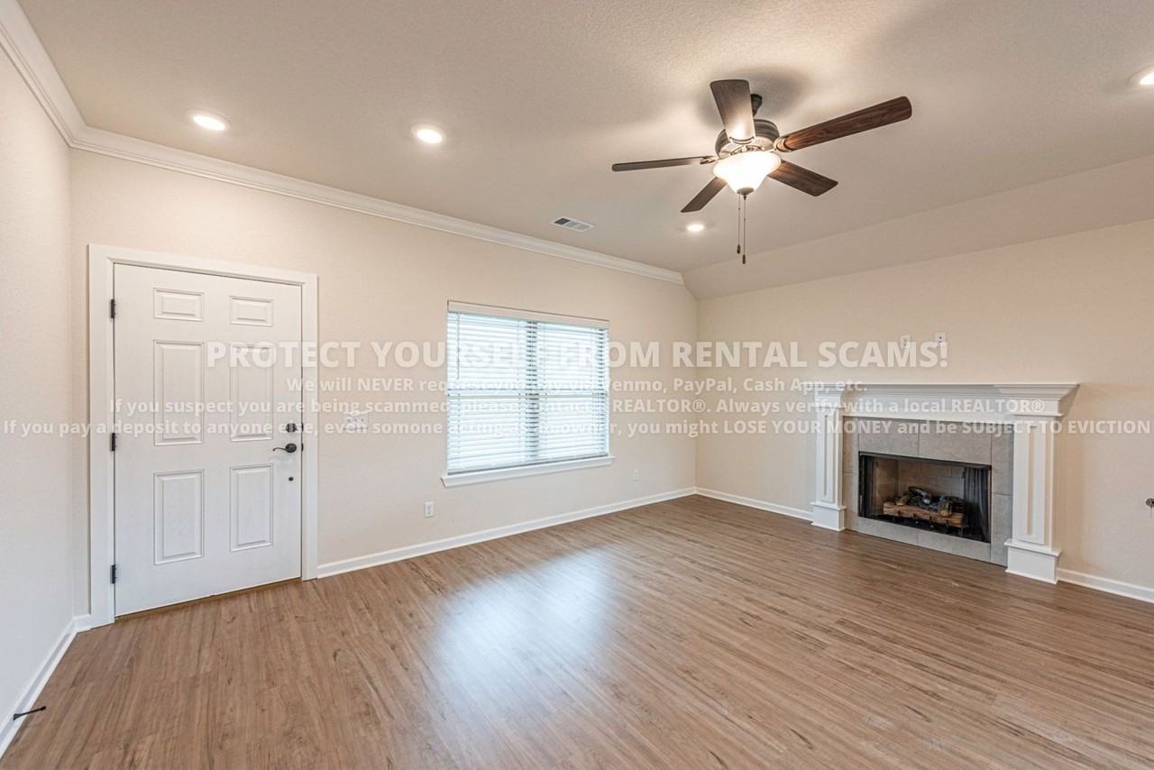 142 N Broyles Ave - Photo 3 of 20