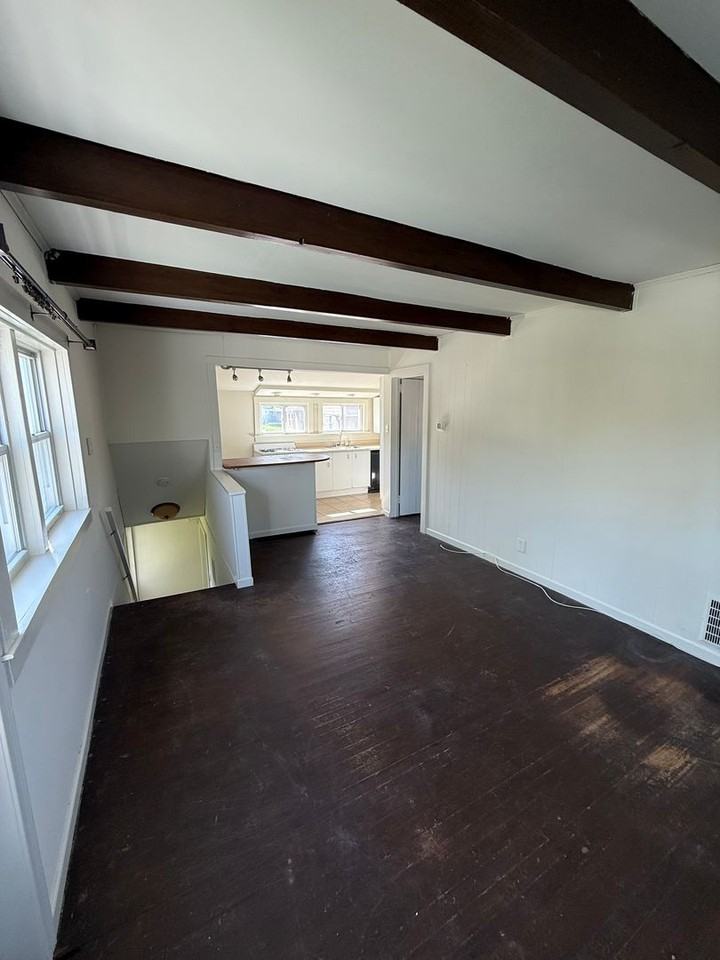 14 W 5th St - Photo 5 of 11