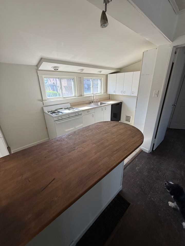 14 W 5th St - Photo 6 of 11