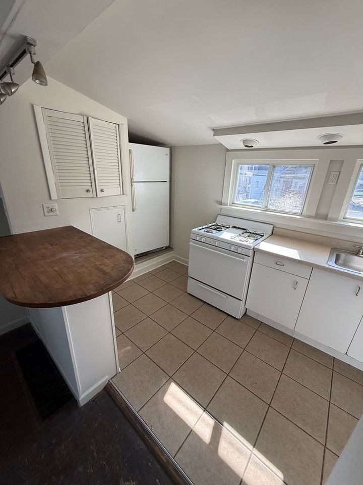 14 W 5th St - Photo 7 of 11