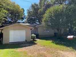 featured image of 16584 Lakeway Cir