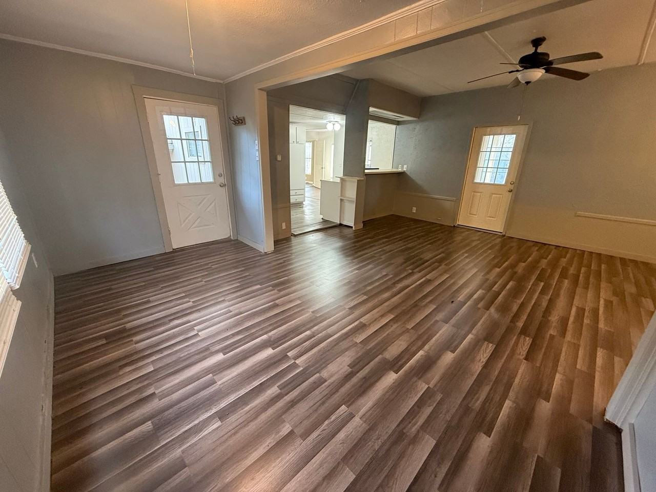 16584 Lakeway Cir - Photo 2 of 16