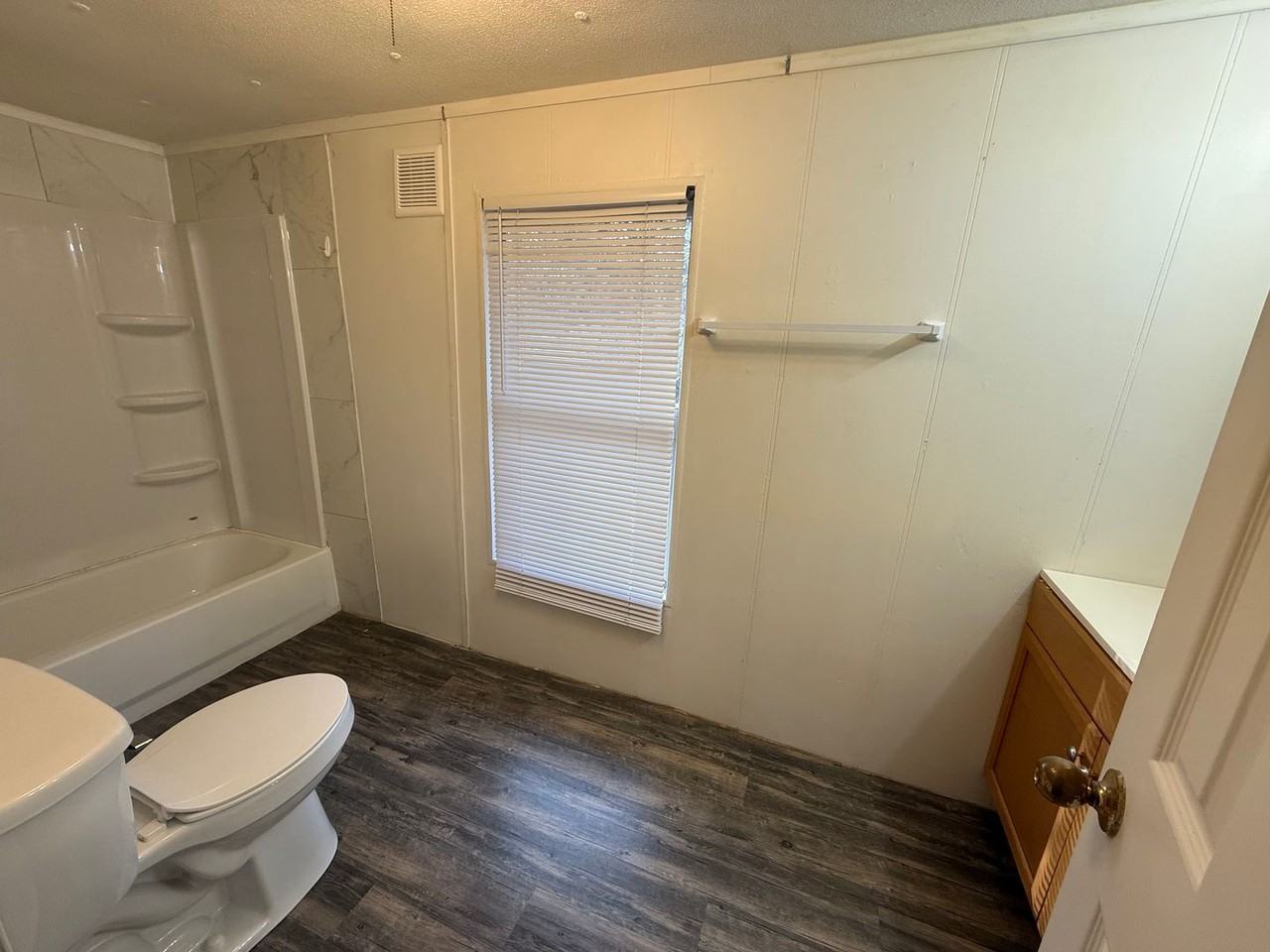 16584 Lakeway Cir - Photo 6 of 16