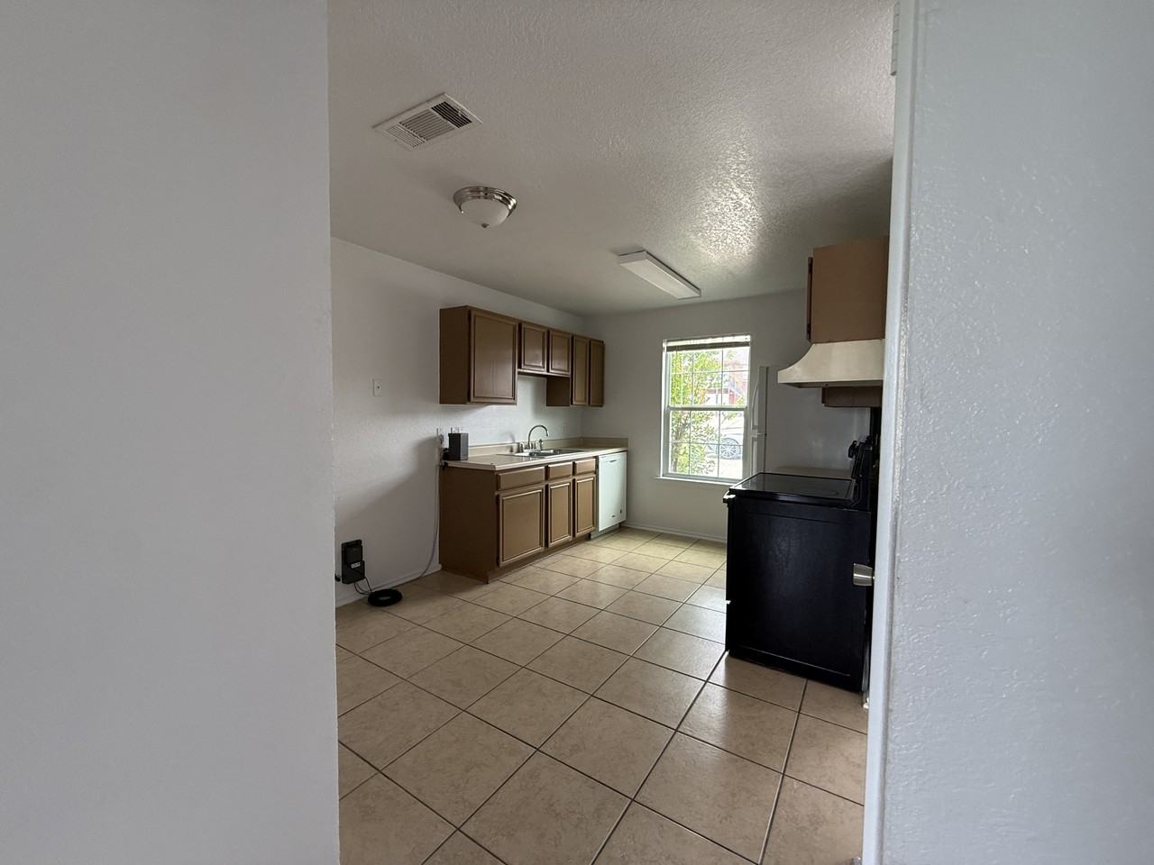 1604 Benttree Dr #B - Photo 4 of 8