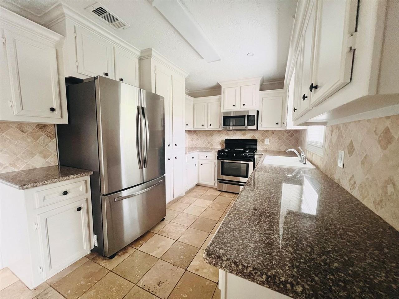 1910 Huge Oaks St - Photo 2 of 15