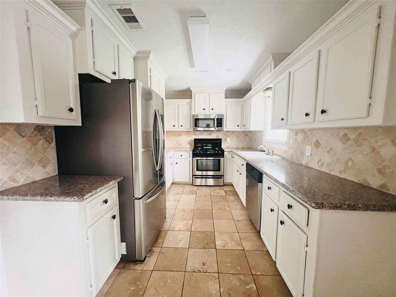 1910 Huge Oaks St - Photo 3 of 15