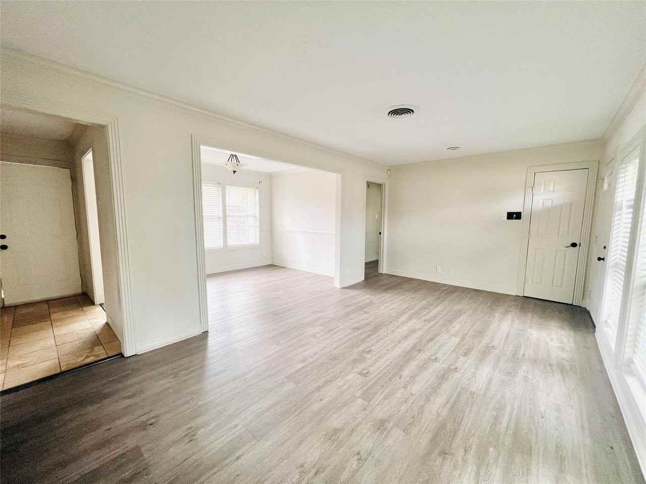 1910 Huge Oaks St - Photo 4 of 15