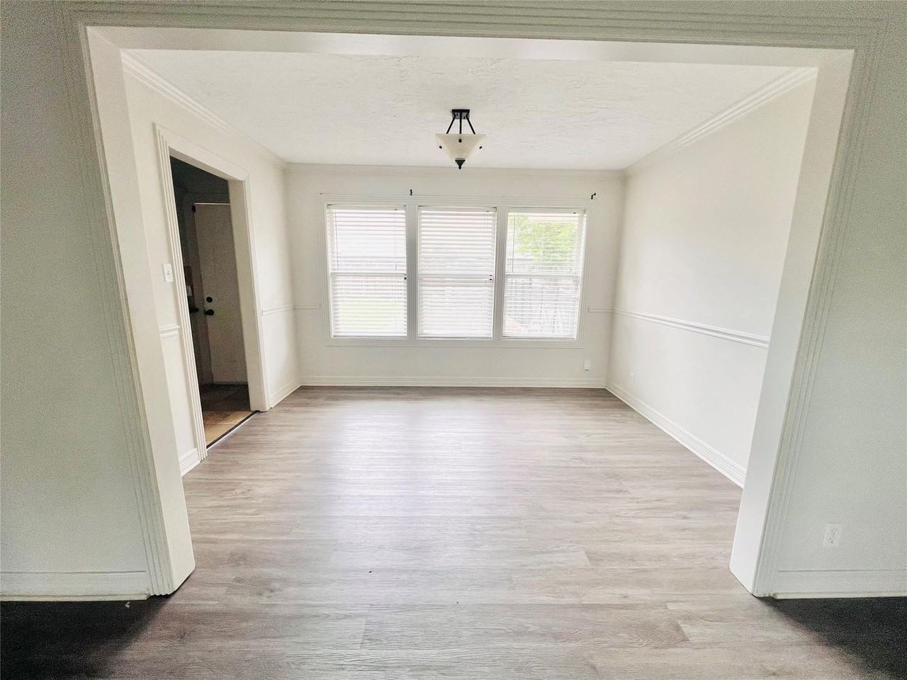 1910 Huge Oaks St - Photo 5 of 15