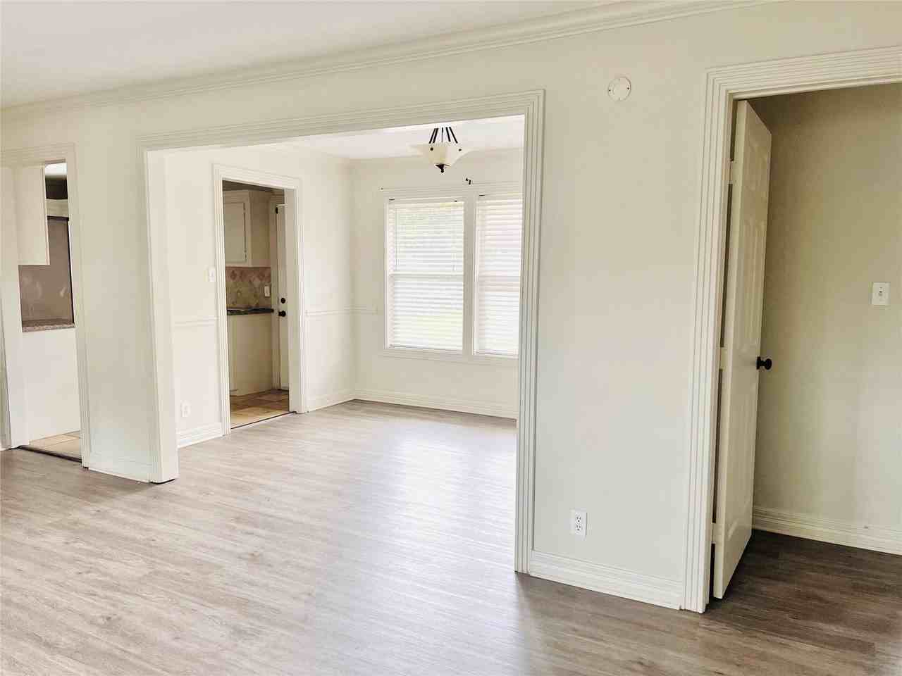 1910 Huge Oaks St - Photo 6 of 15