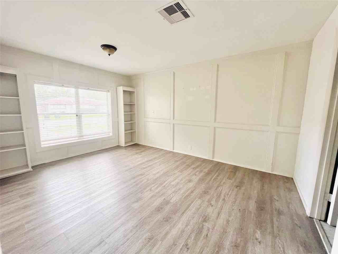 1910 Huge Oaks St - Photo 7 of 15