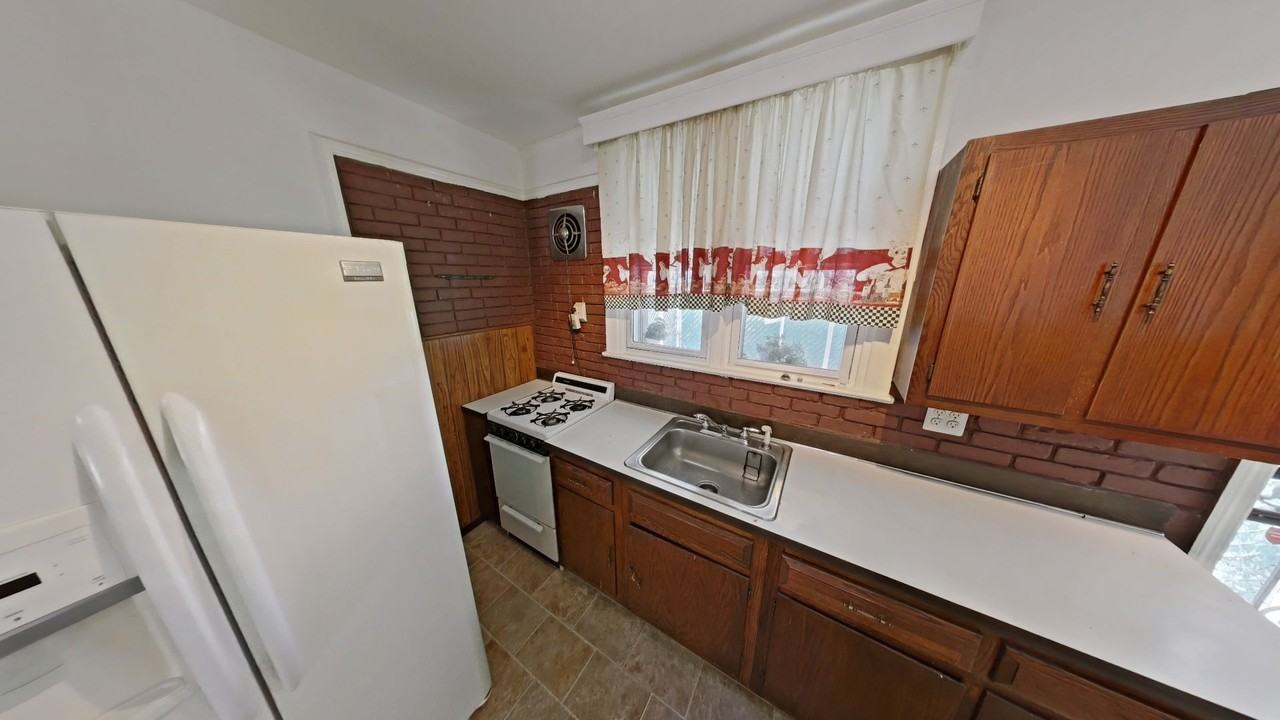 438 Saint Pauls St - Photo 3 of 7