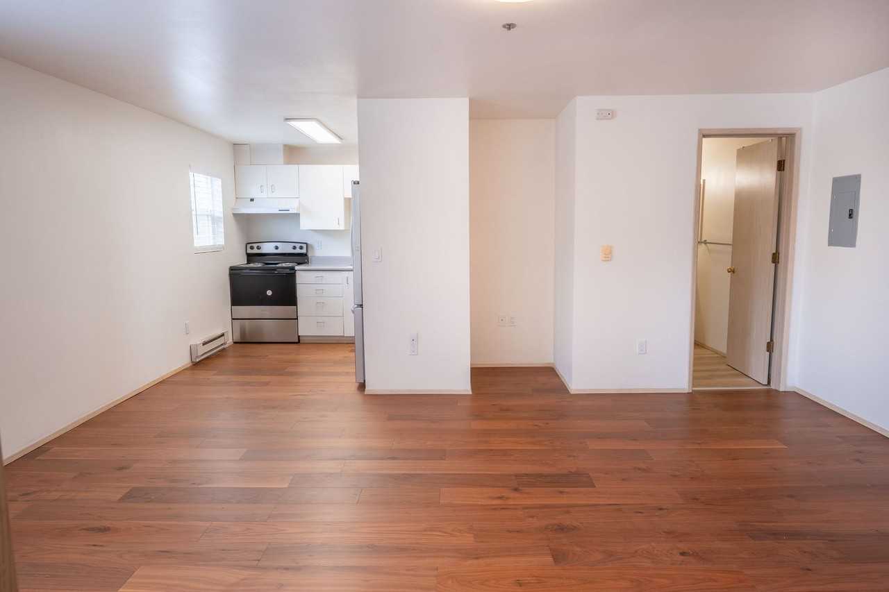 Pacific Crest Apartments - Photo 4 of 35