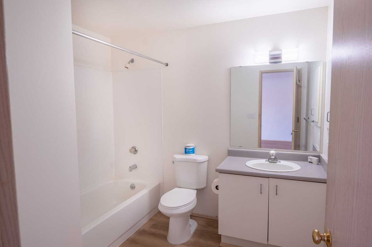 Pacific Crest Apartments - Photo 6 of 35