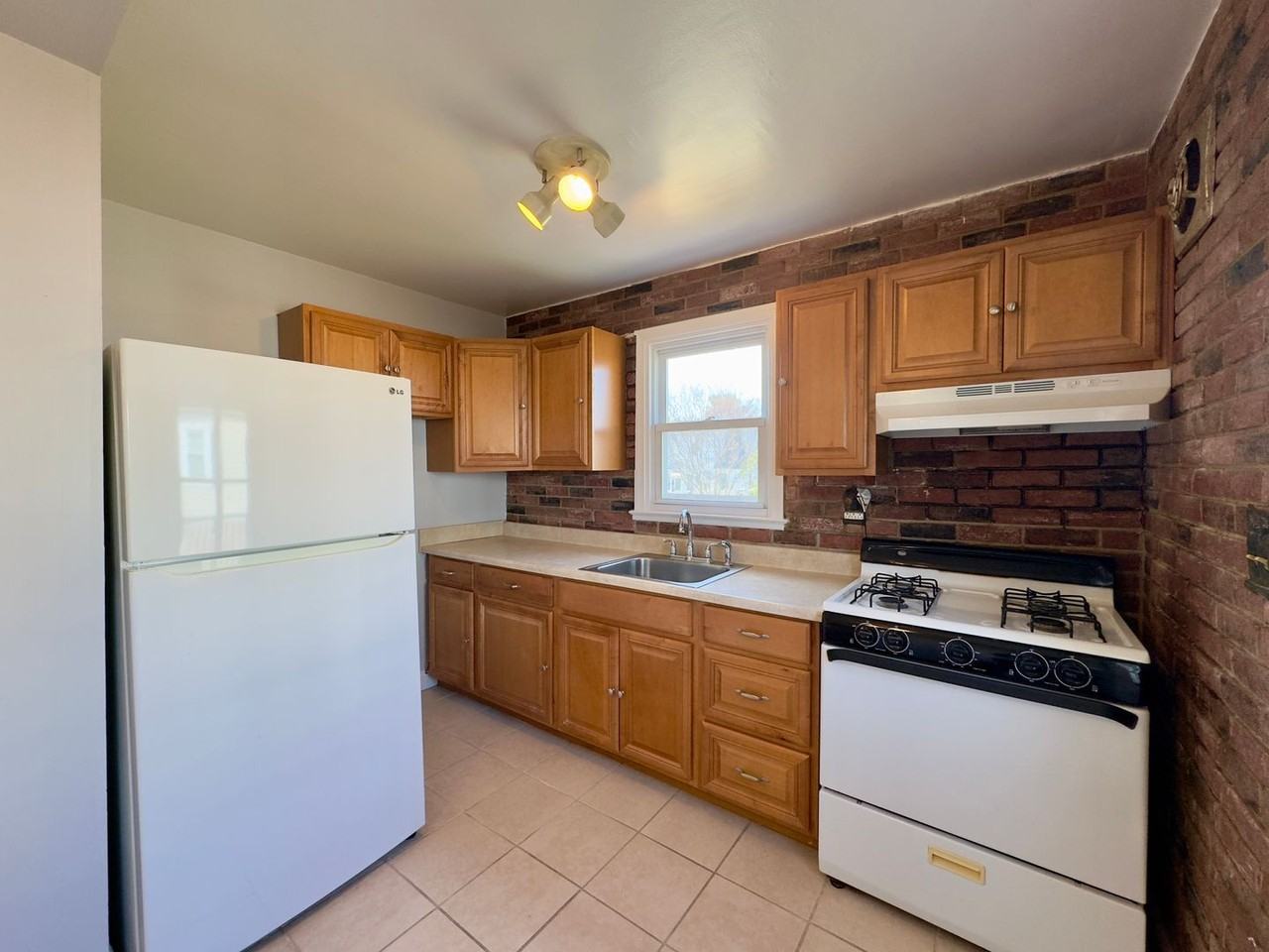 1259 Poplar Ave - Photo 7 of 26