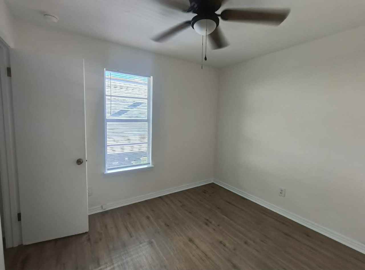 521 E 25th St - Photo 4 of 8