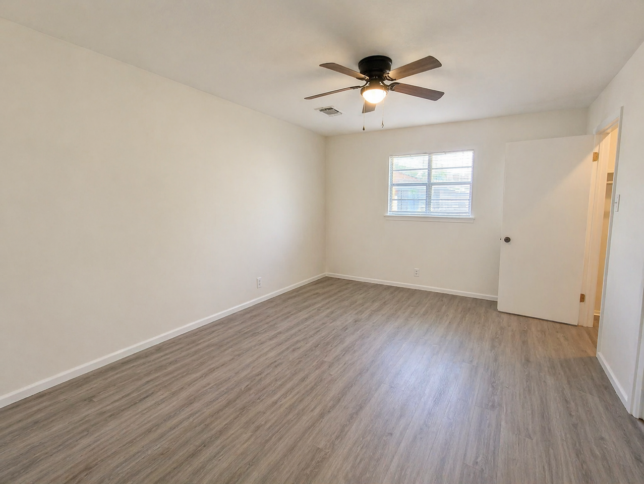 521 E 25th St - Photo 6 of 8