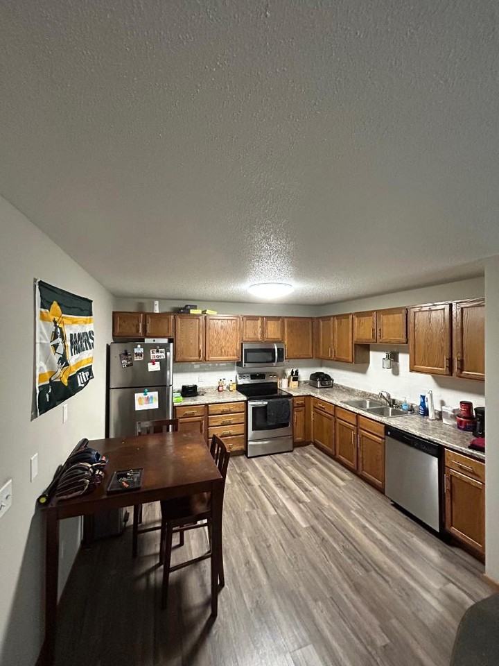 320 N 2nd St - Photo 3 of 10