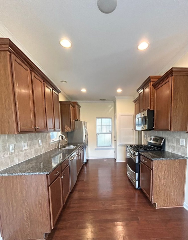 328 Northwood St - Photo 6 of 11