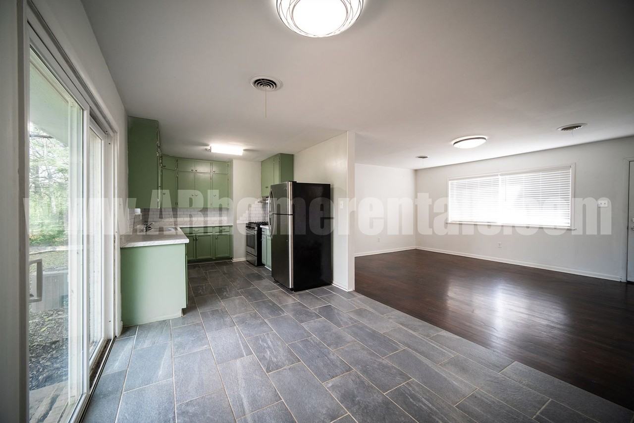 412 Hereford St - Photo 6 of 11