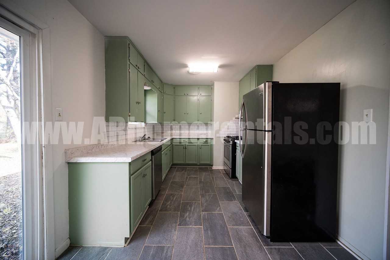 412 Hereford St - Photo 7 of 11