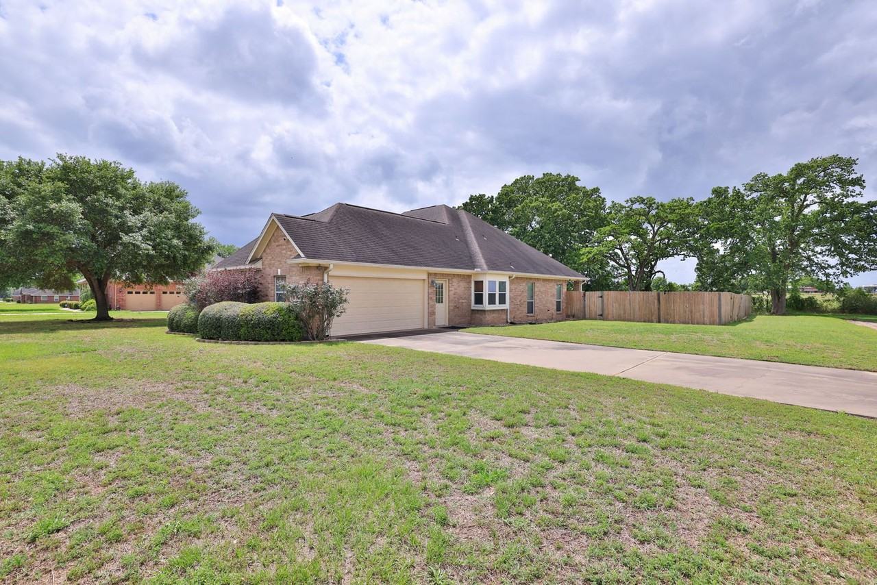 105 Lawrence Marshall Dr - Photo 2 of 40