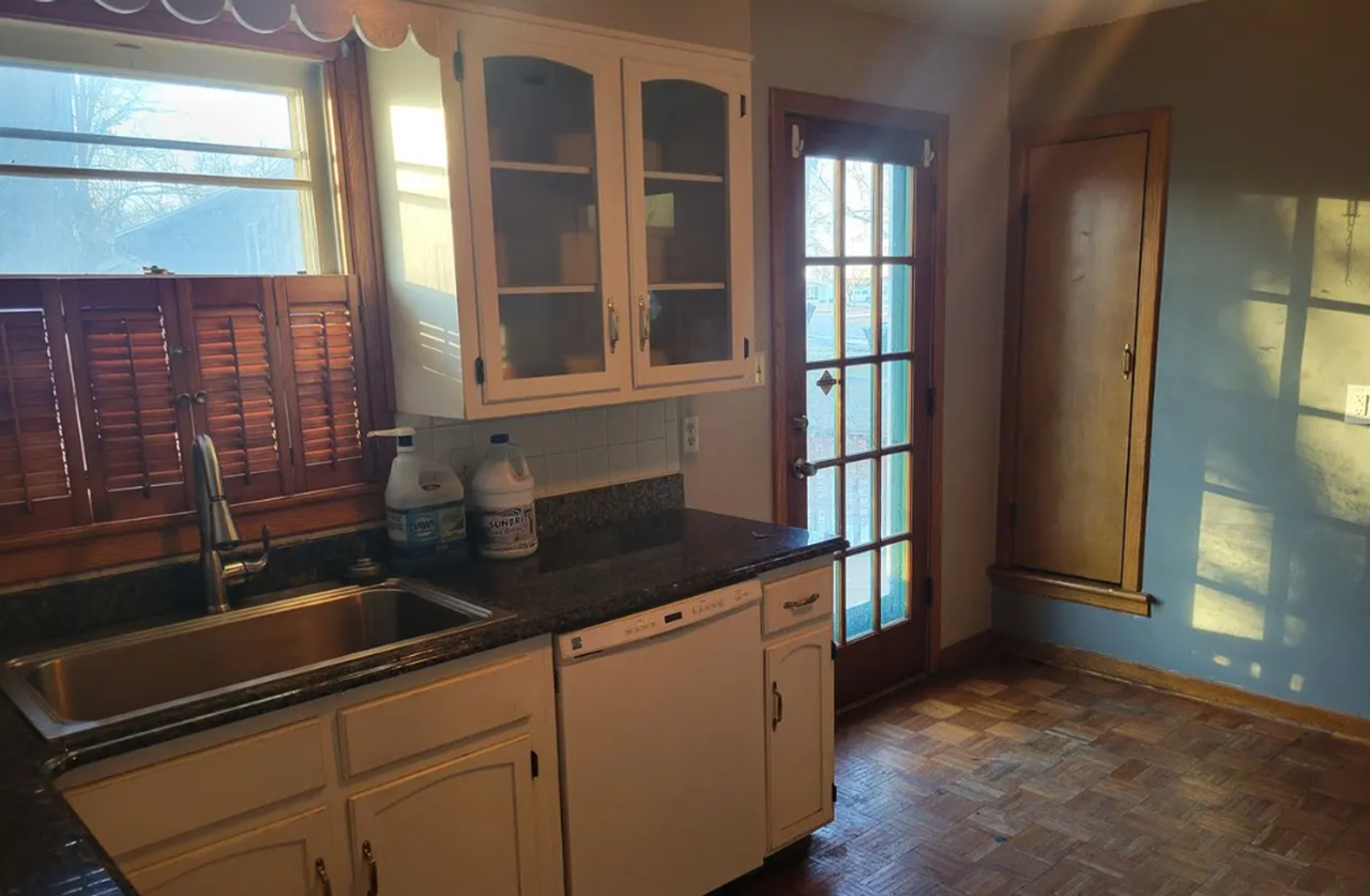 1635 Sw Burnett Rd - Photo 5 of 13