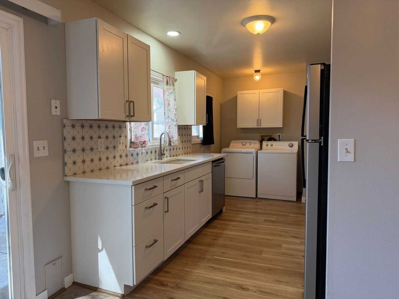 940 6th St - Photo 6 of 21