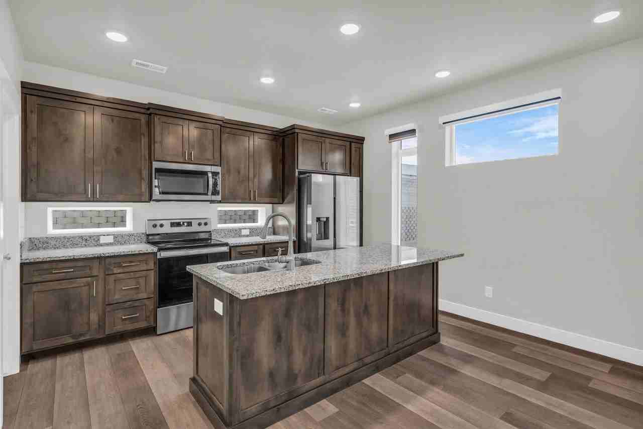 453 E 690 S - Photo 4 of 23