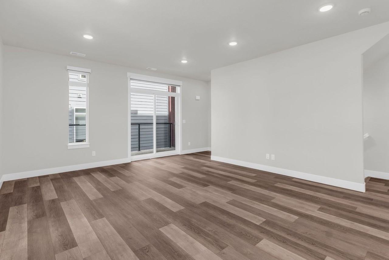 453 E 690 S - Photo 5 of 23