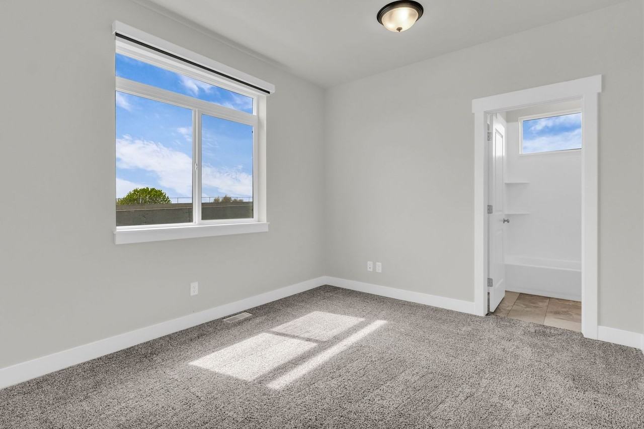 453 E 690 S - Photo 7 of 23