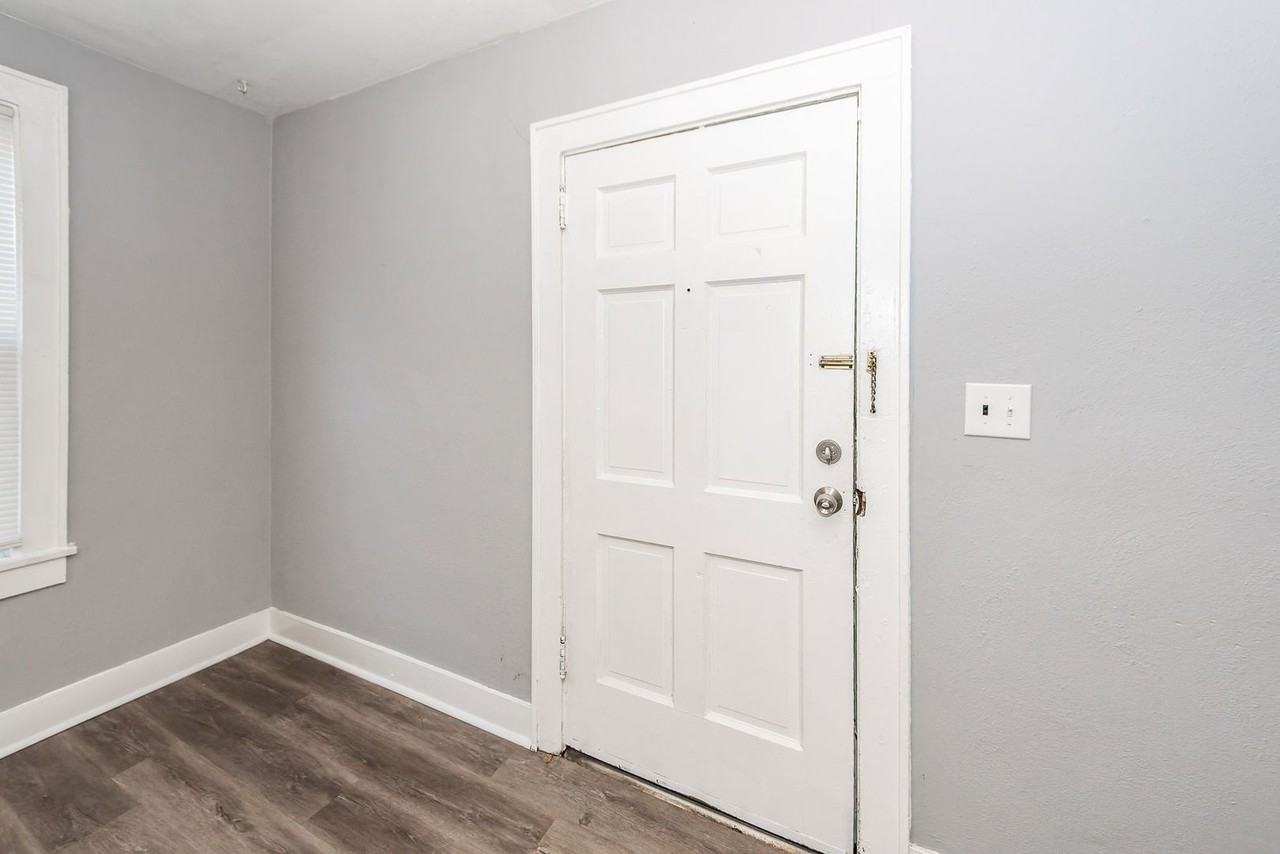 2620 Woodlawn Ave - Photo 4 of 33